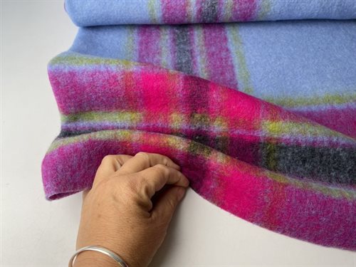 Uld filt - skøn blå med farverige tern, rest på 85 cm